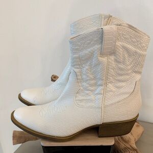 Coconuts by Matisse White Western Ankle Booties